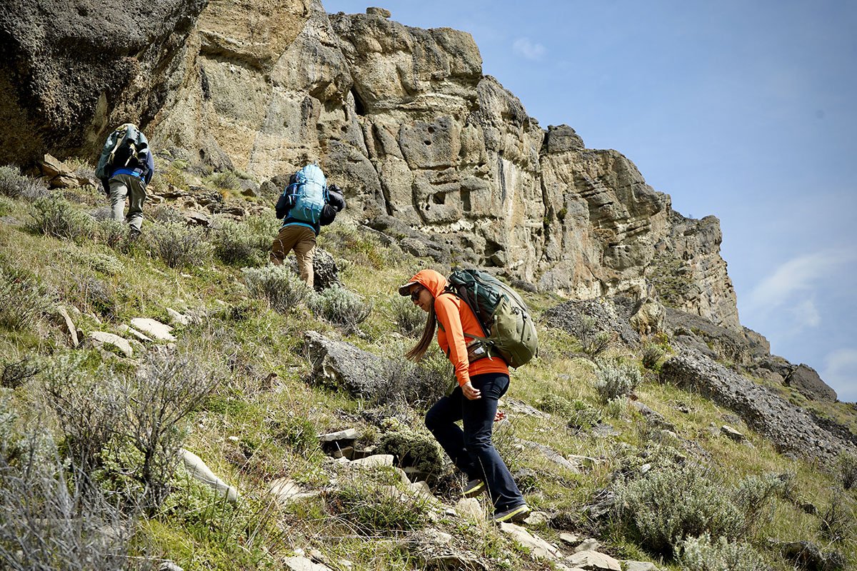 Karina Tort haciendo caminando en sandero - Galería de fotos - Patagonia Blueprint